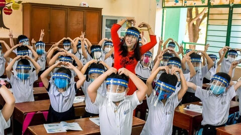 Thứ trưởng Bộ GD-ĐT: "Không có tiêu chí nào nói phải đeo mặt nạ chống giọt bắn"