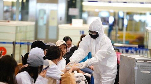 Việt Nam thêm 3 ca mắc Covid-19 mới là du học sinh, tiếp viên hàng không và du khách