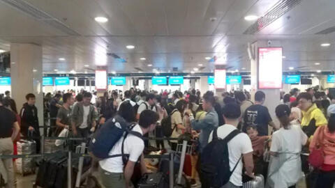 Tắc nghẽn ở sân bay dịp cận Tết khiến khách vật vờ chờ từng chuyến bay