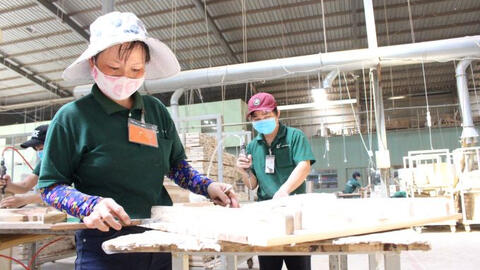 Những tranh cãi xoay quanh vấn đề lùi tăng lương tối thiểu vùng