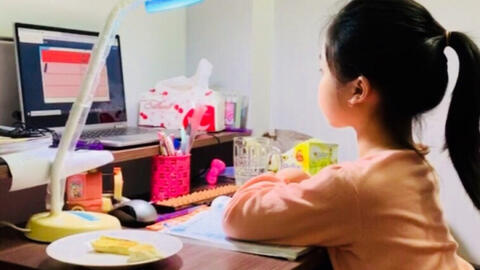 Học sinh bắt đầu học online ở TPHCM nhưng chưa nhận được sách giáo khoa