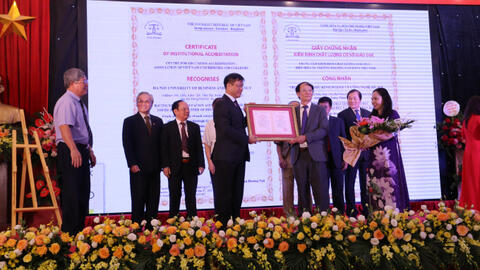 Lễ công bố quyết định và trao giấy chứng nhận kiểm định chất lượng cơ sở giáo dục cho trường Đại học Kinh doanh và Công nghệ Hà Nội
