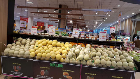 Nhiều loại trái cây rớt giá, siêu thị mạnh tay khuyến mãi