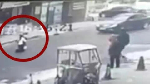 Bà mẹ trẻ đăng video quay cảnh cô giáo ôm con mình quỳ giữa đường cản chiếc xe ô tô, dân mạng khen hết lời khi biết sự thật