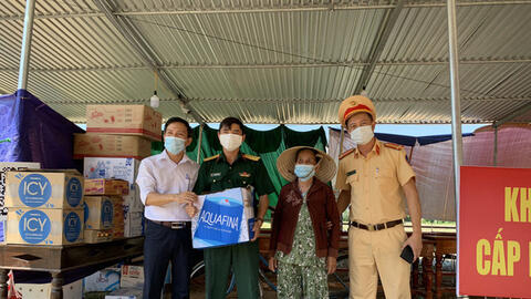 Bà cụ 87 tuổi đạp xe chở nước, đưa cam đến tặng lực lượng làm nhiệm vụ kiểm soát dịch