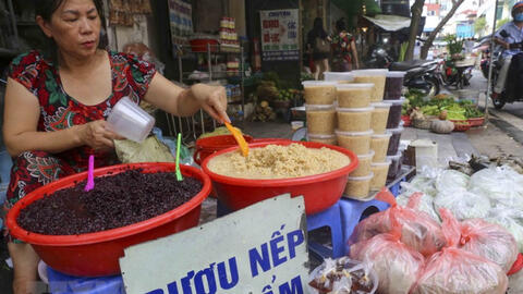 Người Thủ đô tất bật đi chợ mua sắm đón Tết Đoan Ngọ