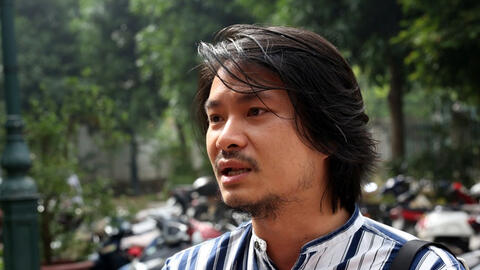 Đạo diễn Hoàng Nhật Nam khóc trước cổng toà án