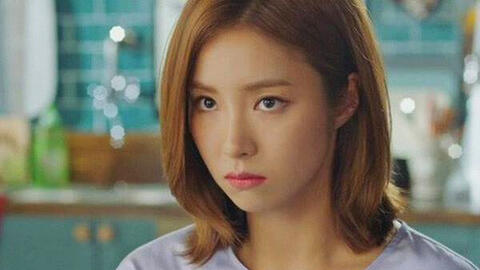 Đón chồng về từ bàn nhậu, cô vợ "ngã ngửa" khi phát hiện ra bí mật trong điện thoại của ông xã