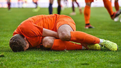 Một cầu thủ Pháp bị cấm thi đấu 5 năm vì... cắn vào dương vật của đối thủ