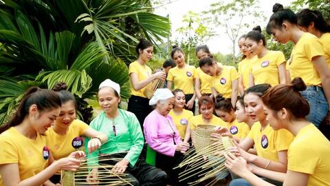 Thí sinh Người đẹp xứ Mường 2019 khoe sắc trong tà áo dài truyền thống