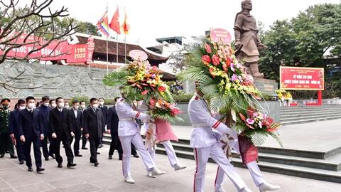 Lãnh đạo thành phố Hà Nội dâng hương tưởng nhớ Hoàng đế Quang Trung