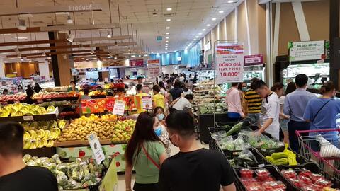 Hậu COVID-19: Siêu thị khuyến mãi khủng, người dân ùn ùn đi mua sắm