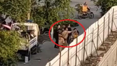 Xôn xao clip nhóm thanh niên bị cảnh sát giao thông túm tóc, đấm túi bụi