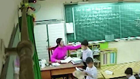Giáo viên chủ nhiệm bạt tai, đánh đập hàng loạt học sinh lớp 2