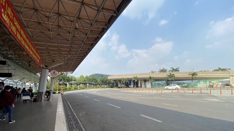 Hãng xe công nghệ đầu tiên được đón khách ở làn mặt đất sân bay Tân Sơn Nhất