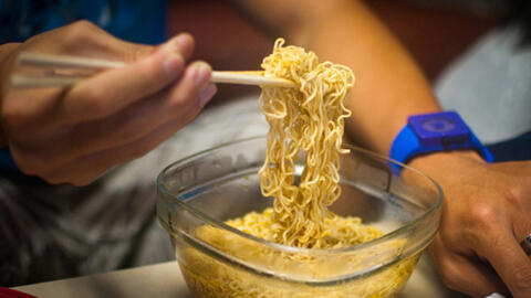 Tác hại kinh khủng ẩn chứa trong gói mì ăn liền