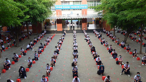 Học sinh cả nước chính thức đi học trở lại