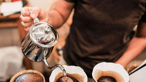 Chuyên gia khuyến cáo không uống cà phê vào buổi sáng ngay khi thức dậy