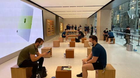 Apple Store ngày mở bán Iphone 12 vắng vẻ hơn so với mọi năm