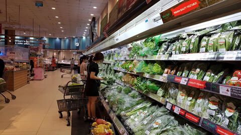 Thị trường thực phẩm ngày 13/4: Giá trái cây lao dốc