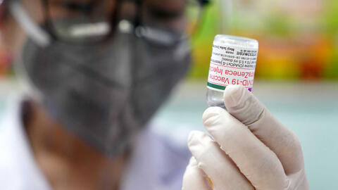 Một nhân viên sân bay Tân Sơn Nhất tiêm 2 mũi vắc xin Covid-19 cùng lúc