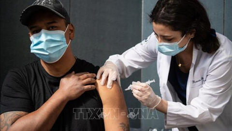 Tại sao những người đã mắc COVID-19 vẫn cần tiêm vaccine?