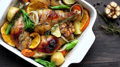 Đùi gà nướng rau củ vàng ươm, thơm ngọt ngày thu