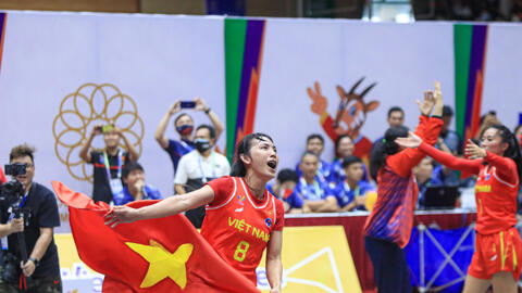 Những cô gái Việt ôm đầu bị thương vẫn thi đấu kiên cường