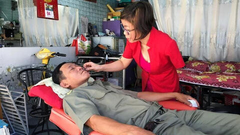 Người phụ nữ Việt cụt tay, mưu sinh bằng nghề cắt tóc lên báo nước ngoài