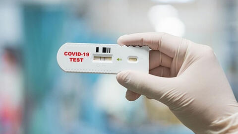 Tự test nhanh COVID-19 tại nhà, vô tình sử dụng luôn cả que chứng dương