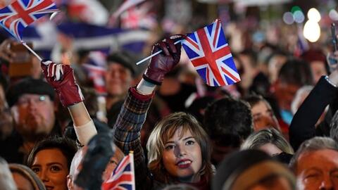 Anh chính thức rời EU, hàng nghìn người ủng hộ Brexit ăn mừng