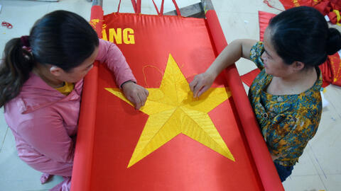 Quốc khánh 2/9: Thăm làng nghề truyền thống chuyên may cờ Tổ quốc