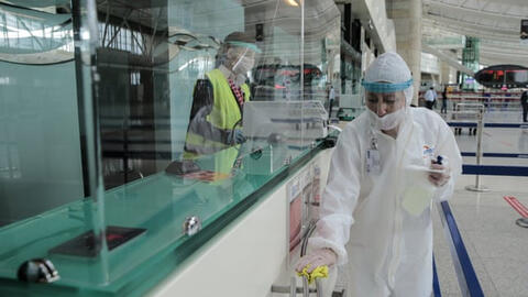 Virus SARS-CoV-2 có khả năng tồn tại tối đa 28 ngày trên bề mặt điện thoại hay tiền giấy