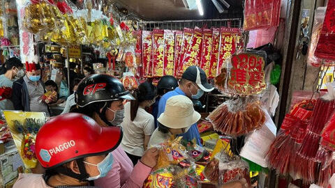 Nhộn nhịp thị trường đồ cúng 'ông Công, ông Táo'