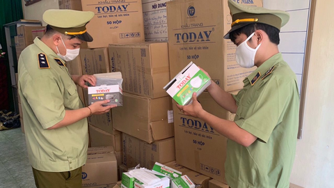 Phú Yên phát hiện hàng chục ngàn khẩu trang trôi nổi không rõ nguồn gốc