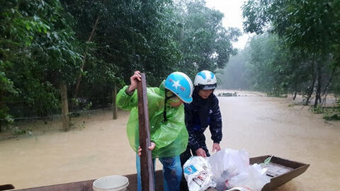 Người dân Hương Khê sống trong nước lũ