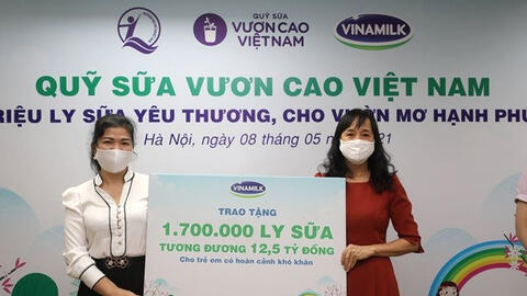 Vinamilk và quỹ sữa vươn cao Việt Nam 2021 trao tặng 1,7 triệu ly sữa hỗ trợ trẻ em khó khăn giữ dịch covid-19