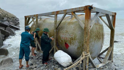 Nhiều vật thể in chữ Trung Quốc dạt vào bờ biển Quảng Nam và Quảng Ngãi