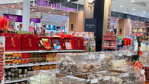 Bánh, mứt phục vụ cho Tết Nguyên đán bắt đầu xuất hiện trên thị trường