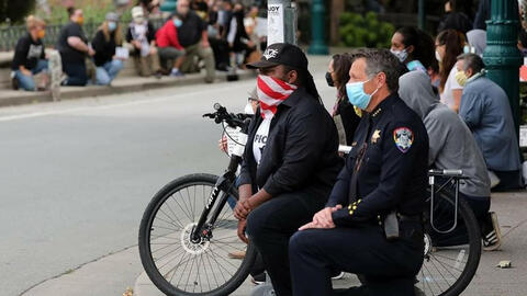 Nhiều sĩ quan cảnh sát New York  cùng quỳ gối với người biểu tình