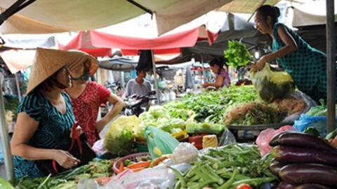 Giá rau xanh tăng đột biến do mưa lũ