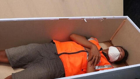 Người không đeo khẩu trang ở nơi công cộng bị phạt nằm trong quan tài ở Jakarta