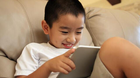 Bài kiểm tra Toán của học sinh cấp 1 khiến cư dân mạng cười muốn nín thở: Chưa thấy ai sống thực tế như em này!