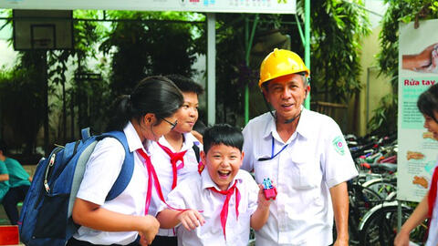 [Chuyện tử tế] Chú bảo vệ dẫn học sinh qua đường suốt 17 năm không quản mưa nắng