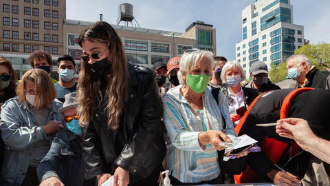 Mỹ tặng tiền, xổ số khuyến khích người dân đi tiêm vắc xin COVID-19