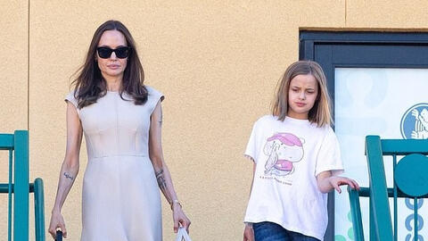 Angelina Jolie đẹp dịu dàng cùng con gái mua sắm Giáng Sinh