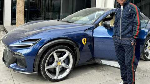 Ronaldo vung tiền tậu siêu xe trị giá 12 tỷ, mặc luôn đồ hiệu để "flex" cùng