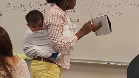 Cô giáo địu em bé ngủ suốt 3 tiết học