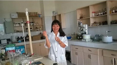 PGS.TS Nguyễn Thị Hồng Vân  và cây Mắc khén