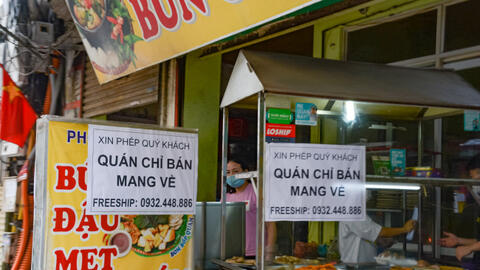 Hà Nội: Người dân xếp hàng mua đồ ăn mang về, hàng quán dần mở cửa trở lại